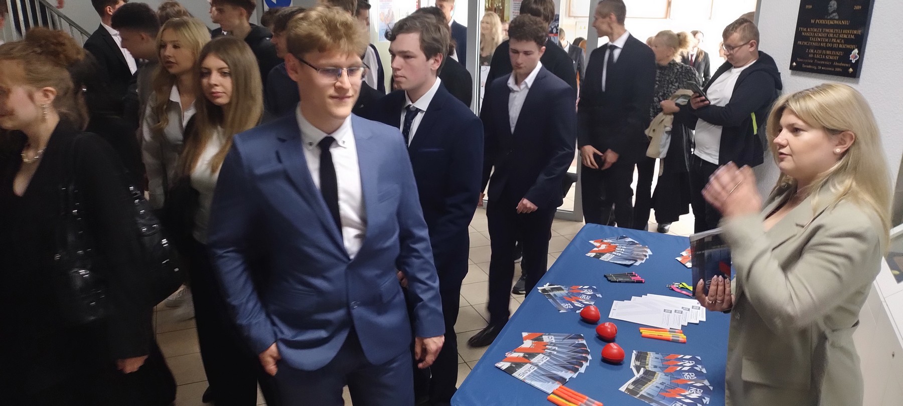 zdjęcie uczniów i gadżetów